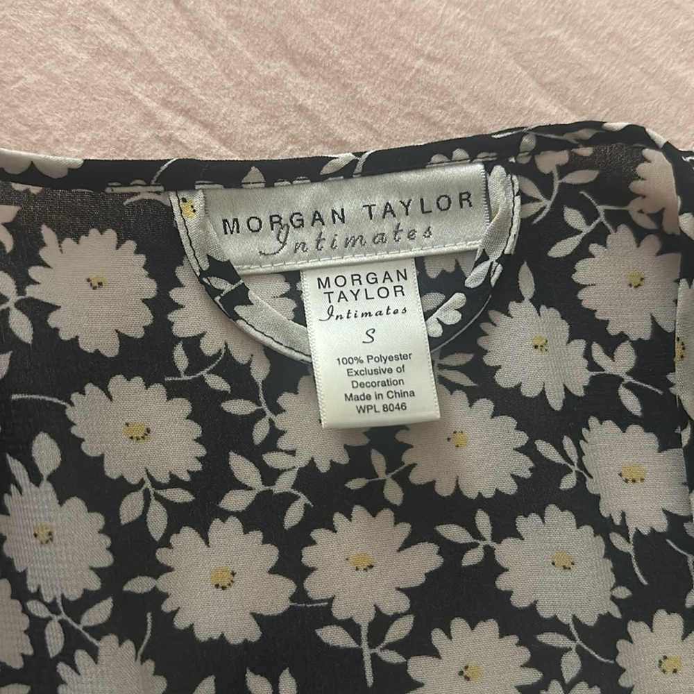 Morgan Taylor Embroidered Daisy Robe - Picture 3 of 5